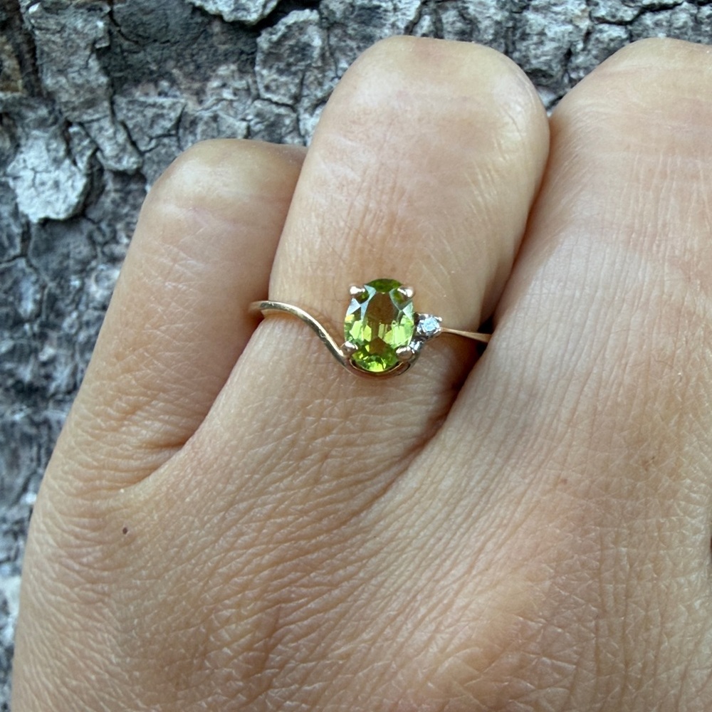 Vintage 14k solid Gold Ring with peridot - Picture 3 of 9